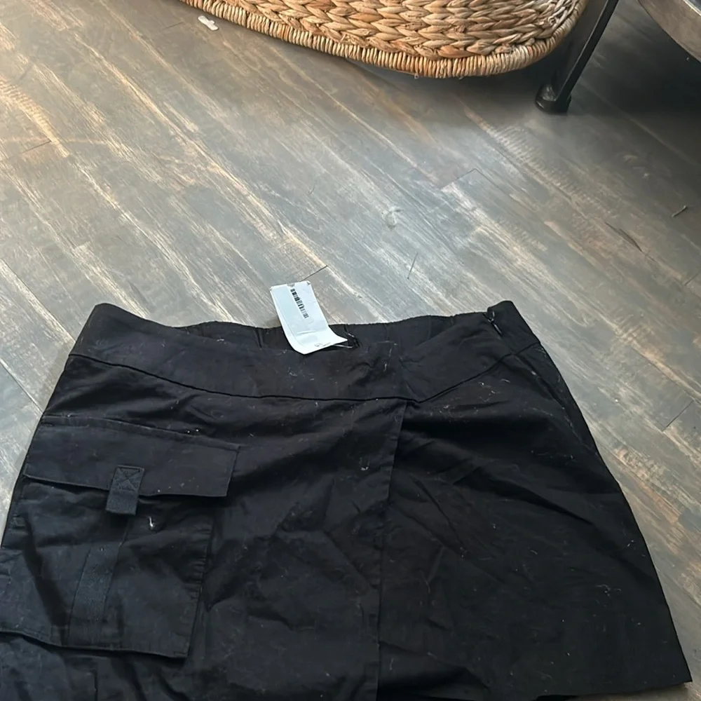 NWT H&M Mini Asymmetrical Cargo Skirt‎ in Black Size Small